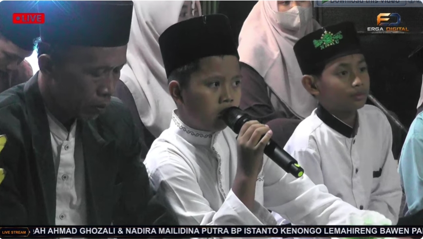 Kyai Ahmad Paryono menyampaikan tausiyah pada pengajian Walimatul Khitan dan Walimatul Aqiqah di Kenongo, Bawen, Kabupaten Semarang.