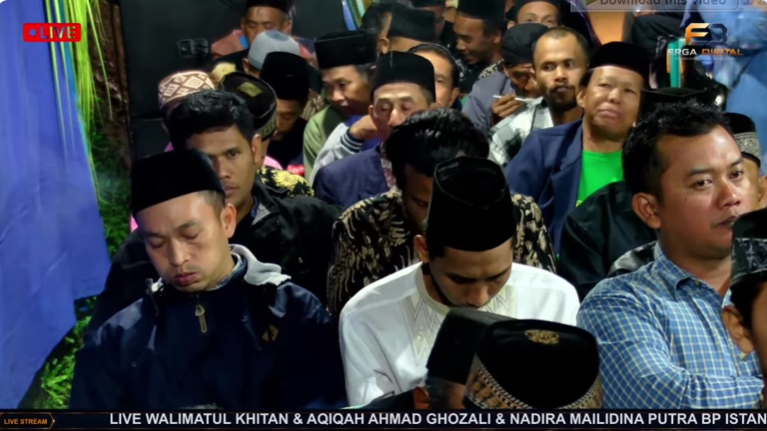 Ratusan jamaah menghadiri pengajian Kyai Ahmad Paryono dalam rangka Walimatul Khitan dan Walimatul Aqiqah di Kenongo, Bawen. Acara disiarkan langsung melalui YouTube Erga Digital.