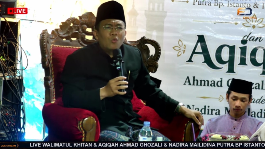 Kyai Ahmad Paryono menyampaikan tausiyah pada pengajian Walimatul Khitan dan Walimatul Aqiqah di Kenongo, Bawen, Kabupaten Semarang.