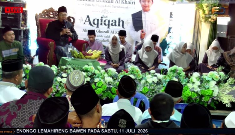 Kyai Ahmad Paryono menyampaikan tausiyah pada pengajian Walimatul Khitan dan Walimatul Aqiqah di Kenongo, Bawen, Kabupaten Semarang.