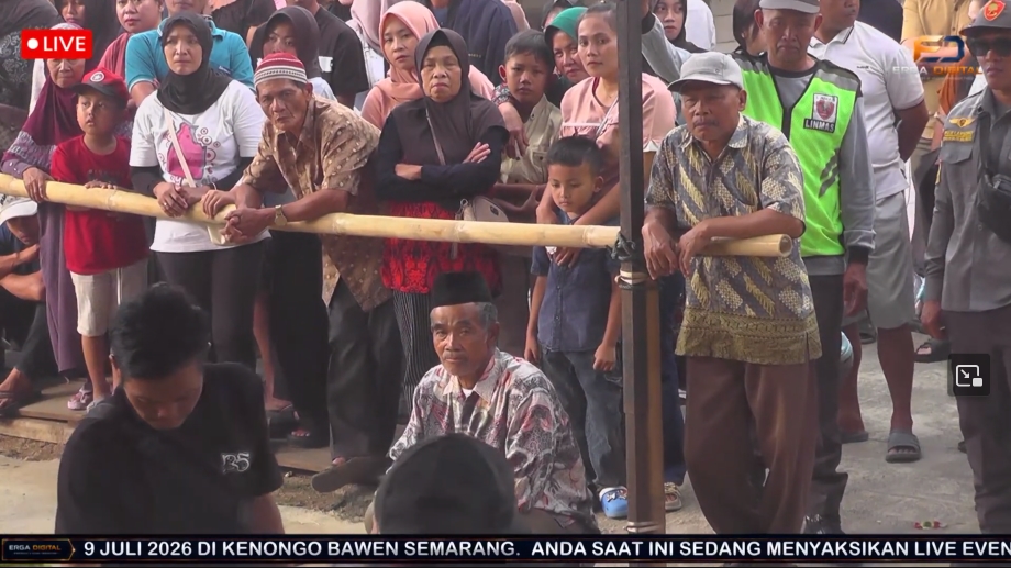 Tim produksi juga berbincang dengan Bapak Giyono dari tim tata suara serta Bapak Heri dari tim tata cahaya yang menjelaskan persiapan teknis di balik penyelenggaraan pertunjukan sehingga seluruh rangkaian acara dapat berlangsung dengan lancar.