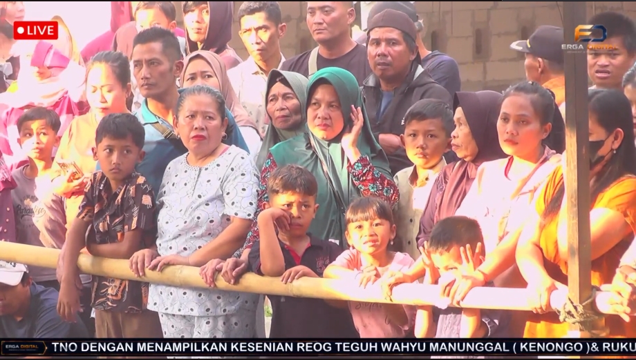 Tim produksi juga berbincang dengan Bapak Giyono dari tim tata suara serta Bapak Heri dari tim tata cahaya yang menjelaskan persiapan teknis di balik penyelenggaraan pertunjukan sehingga seluruh rangkaian acara dapat berlangsung dengan lancar.