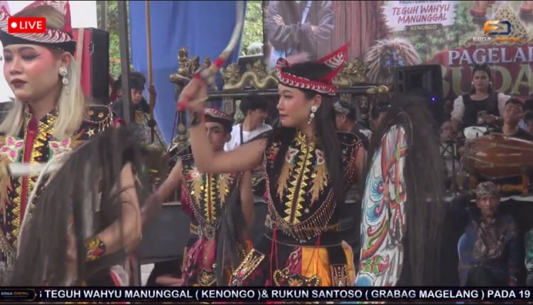 Tim produksi juga berbincang dengan Bapak Giyono dari tim tata suara serta Bapak Heri dari tim tata cahaya yang menjelaskan persiapan teknis di balik penyelenggaraan pertunjukan sehingga seluruh rangkaian acara dapat berlangsung dengan lancar.
