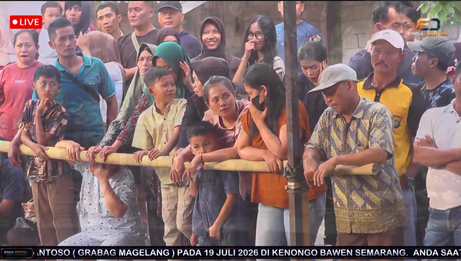 Tim produksi juga berbincang dengan Bapak Giyono dari tim tata suara serta Bapak Heri dari tim tata cahaya yang menjelaskan persiapan teknis di balik penyelenggaraan pertunjukan sehingga seluruh rangkaian acara dapat berlangsung dengan lancar.