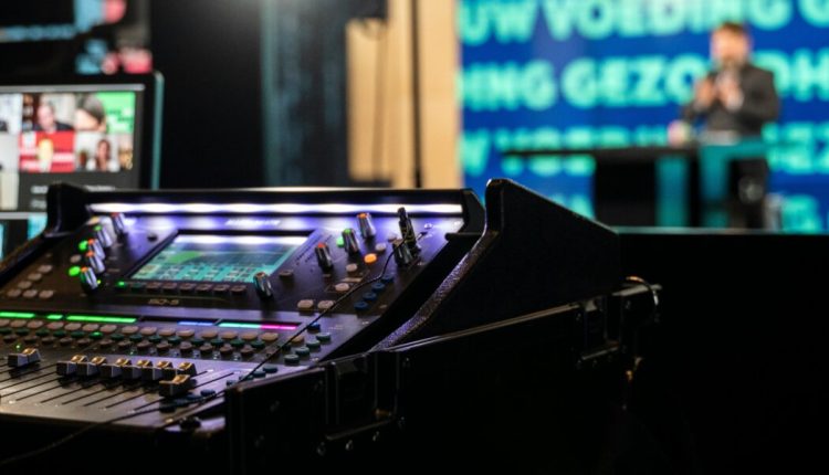 Tim ERGA DIGITAL melakukan persiapan live streaming sebelum acara dimulai.