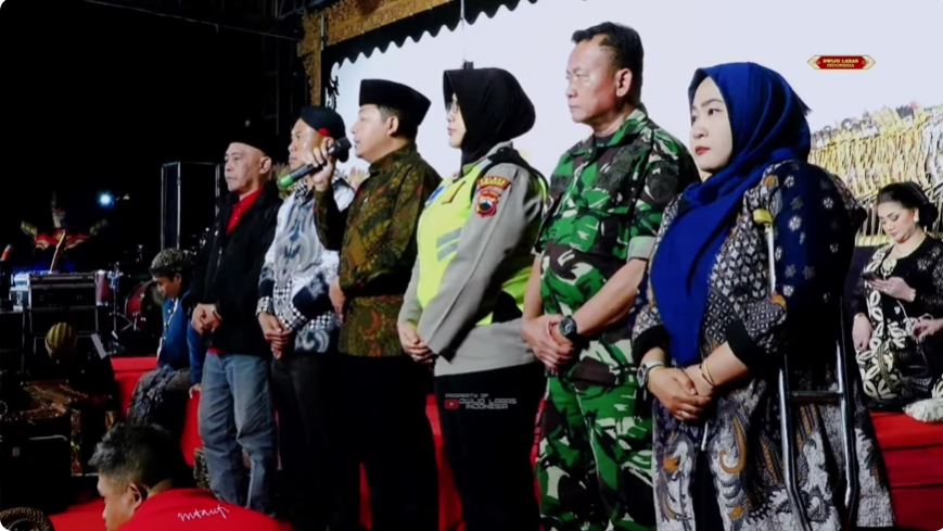 Ribuan warga menyaksikan Pagelaran Wayang Kulit Merti Dusun Krajan bersama Ki Anom Dwi Jokangko dan Niken Salindry di Desa Lemahireng, Kecamatan Bawen, Kabupaten Semarang.