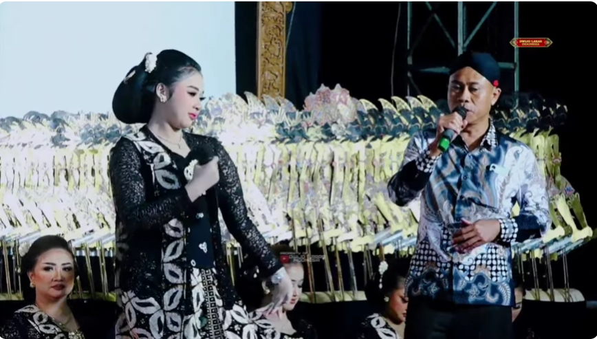 Ribuan warga menyaksikan Pagelaran Wayang Kulit Merti Dusun Krajan bersama Ki Anom Dwi Jokangko dan Niken Salindry di Desa Lemahireng, Kecamatan Bawen, Kabupaten Semarang.