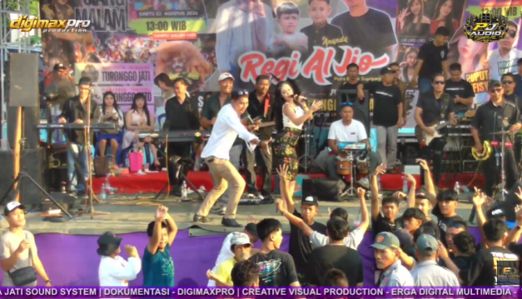 Minggu, 23 Agustus 2026. Suasana Kunci Putih, Jatirunggo, Pringapus, Kabupaten Semarang, berlangsung meriah. Sebuah hajatan keluarga digelar dalam rangka Walimatul Khitan Regi Al Jiyo, putra dari Bapak Supriyanto dan Ibu Kharisma. Bukan sekadar syukuran keluarga, acara ini juga dikemas dengan hiburan musik yang menghadirkan sejumlah nama yang sudah akrab di panggung hiburan. [FOOTAGE MONT HET – MC, INTERAKSI PENONTON] Salah satu sosok yang menjadi penggerak suasana adalah Monthet Martinez. Dengan gaya komunikasi yang enerjik dan interaktif, Monthet tidak sekadar memandu jalannya acara. Ia membangun komunikasi dengan penonton, menghubungkan setiap penampilan, sekaligus menjaga energi panggung tetap hidup. [FOOTAGE NEW BMJ DAN PARA PENYANYI] Kemeriahan kemudian berlanjut bersama New BMJ. Sejumlah penyanyi turut tampil, di antaranya Yogik Aprilia, Risty Saskia, Cindy Aufa, dan Lia Ling-Ling. Panggung Kunci Putih semakin semarak dengan hadirnya Puput Tifisya sebagai bintang tamu. Musik, interaksi penonton, dan suasana hajatan berpadu menjadi sebuah perayaan yang hangat sekaligus menghibur. [FOOTAGE TUAN RUMAH, KELUARGA, TAMU] Bagi Bapak Supriyanto dan Ibu Kharisma, kemeriahan ini tentu menjadi bagian dari kebahagiaan keluarga. Walimatul khitan menjadi momentum untuk berbagi rasa syukur, sekaligus mempertemukan keluarga, kerabat, sahabat, dan masyarakat dalam suasana penuh kegembiraan. [FOOTAGE PANGGUNG, SOUND SYSTEM, MULTIMEDIA, CREW] Di balik pertunjukan, berbagai kebutuhan teknis juga dipersiapkan. Digimax Pro Production, yang merupakan bagian dari keluarga tuan rumah, menangani kebutuhan event mulai dari panggung, multimedia, sound system, hingga berbagai perlengkapan pendukung lainnya. Sementara dukungan tata suara turut diperkuat oleh PJ Audio Production atau Purnama Jati. [FOOTAGE KAMERA ERGA DIGITAL, MONITOR, HASIL VISUAL] Dan dari sisi visual, Erga Digital hadir melalui konsep Visual Broadcast Production. Bukan sekadar menyalakan kamera dan melakukan live streaming. Setiap angle, framing, perpindahan gambar, grafis, dan penyajian visual dipersiapkan untuk menangkap atmosfer acara secara lebih utuh. Karena sebuah momen tidak hanya perlu direkam. Tetapi juga perlu dikemas agar dapat dilihat, dirasakan, dan dikenang kembali. [CLOSING – WIDE SHOT PANGGUNG, PENONTON, KELUARGA] Dari Kunci Putih, Jatirunggo, Walimatul Khitan Regi Al Jiyo menjadi pertemuan antara kebahagiaan keluarga, musik, hiburan, dan produksi visual. Monthet Martinez, Puput Tifisya, New BMJ, Digimax Pro, PJ Audio Production, dan Erga Digital menjadi bagian dari rangkaian yang membuat malam itu terasa berbeda. Sebuah hajatan keluarga. Sebuah panggung hiburan. Dan sebuah cerita yang kini bukan hanya tersimpan dalam ingatan, tetapi juga dalam rekaman visual yang dapat kembali disaksikan.